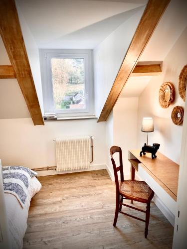 - une chambre avec un bureau, un lit et une fenêtre dans l'établissement Etretat: agréable maison de ville, à Étretat