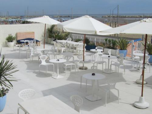 Ein Restaurant oder anderes Speiselokal in der Unterkunft Riviera Mare Beach Life Hotel 