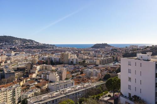 une vue aérienne sur une ville avec des bâtiments dans l'établissement Open view Swimming Pool & Garage 1 Bdr, à Nice