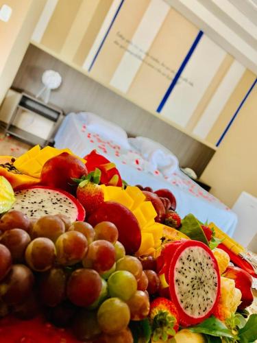 a pile of fruit on a table in a bedroom at Hotel Vale do Café in Machado