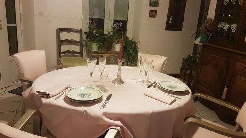 una mesa con un mantel blanco encima en Lecerf en Condé-sur-Noireau