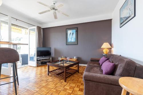 un salon avec un canapé et une table dans l'établissement Open View Studio & Garage, à Nice