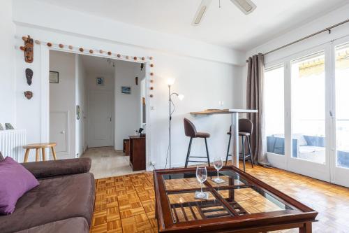 un salon avec un canapé et une table en verre dans l'établissement Open View Studio & Garage, à Nice