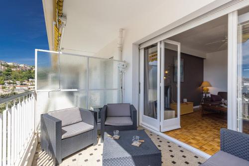 un balcon avec deux chaises et une table dans l'établissement Open View Studio & Garage, à Nice