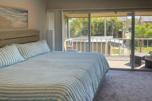 萨拉索塔Condo with Pool Access Less Than 4 Miles to Siesta Key Beach的一间带大床和大窗户的卧室