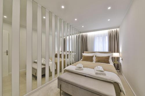 ein Schlafzimmer mit einem großen Bett und einem Stuhl in der Unterkunft Elegant Art Deco Home with Balcony in Split