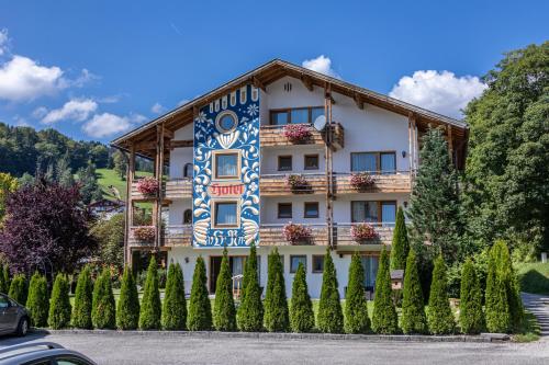 a building with a blue and white paint on it at Alpenhotel Brennerbascht in Bischofswiesen