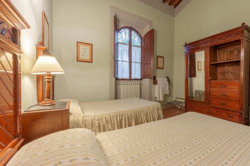 a bedroom with two beds and a window at Agriturismo I Bonsi in Reggello