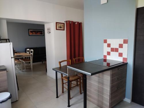 une cuisine avec une table et une salle à manger dans l'établissement Gîte La Hutière près d'Ancenis, à Liré