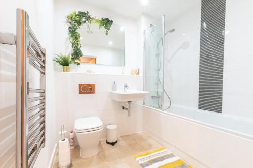 uma casa de banho com um WC, um lavatório e um chuveiro em Amber Apartment Oasis - Your Gateway to Southampton's Vibrant Heart, Port, Shopping em Southampton