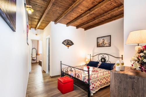 een slaapkamer met een bed en een tafel met een lamp bij Casa Emma in Avola