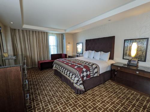 una habitación de hotel con una cama grande y una silla en Miccosukee Casino & Resort en Miami