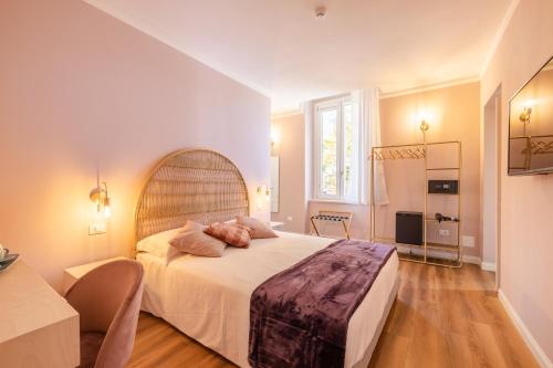sypialnia z dużym łóżkiem w pokoju w obiekcie B&B Follonica w mieście Follonica