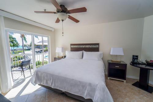 Schlafzimmer mit einem Bett und einem Deckenventilator in der Unterkunft Holiday Inn Resort Grand Cayman, an IHG Hotel in George Town