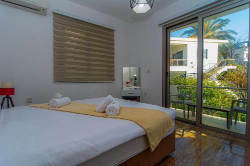 1 dormitorio con 1 cama grande y balcón en Metin Houses en Kyrenia