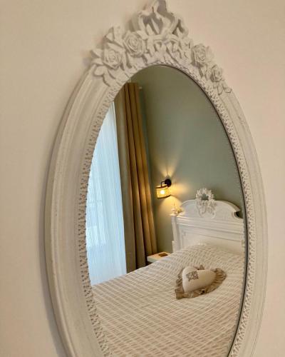 a white mirror with a white bed in a room at La maison Virginie 1 à 2 pers charmant central-parking gratuit- linge- fibre- proximité port lac canal piscine in Montargis