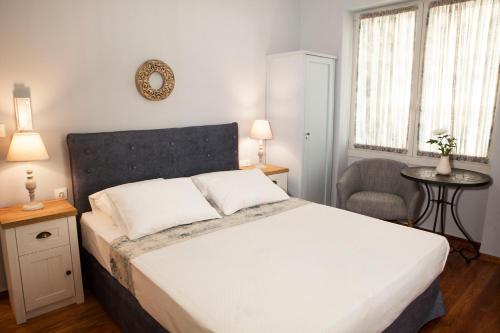 Lovely 1st Fl. Apt, with Balcony in Pagrati