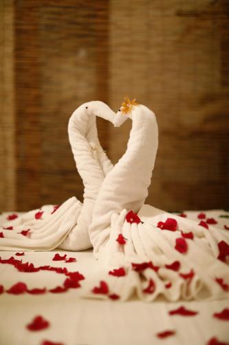 two swans making a heart on top of a cake at Pousada Tatuá in Pôrto de Pedras