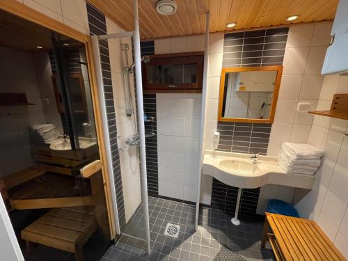 bagno con lavandino e doccia di Imatra Kylpyla Spa Entire Apartment a Imatra