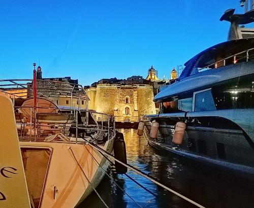 Fotografie z fotogalerie ubytování Vittoriosa Seafront Highly Furnished Apartment FL 4 v destinaci Vittoriosa