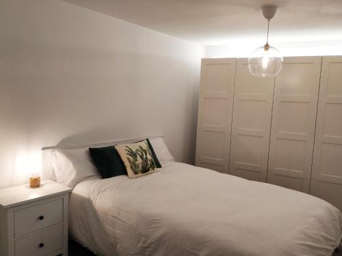 A bed or beds in a room at Iturri Apartment Old Town