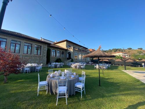 a table set up for a wedding in a yard at Posada Real Restaurante El Linar Del Zaire in Burgohondo