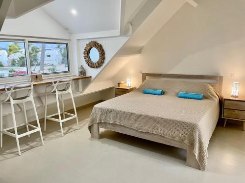 Un dormitorio con una cama con dos almohadas azules. en Blue Dream 3 à 5 chambres villa sur la plage, en Baie Nettle