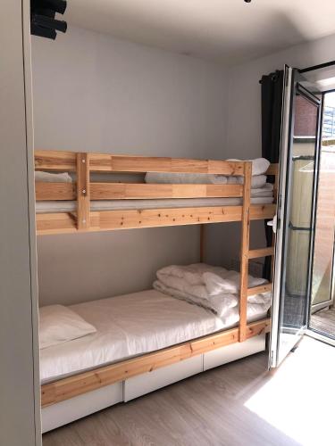 a bunk bed room with two bunk beds at CONDO Romain in Nieuwpoort