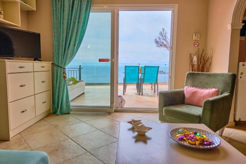 sala de estar con vistas al océano en Villa Meli Afionas Corfu, en Afionas