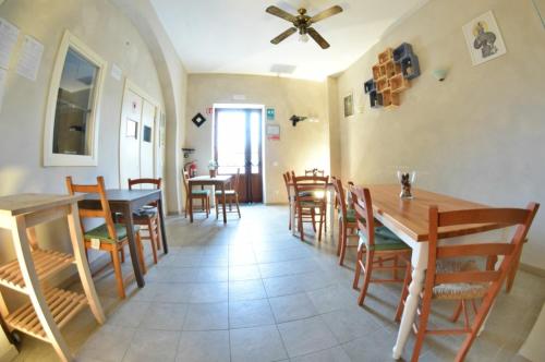 Restoran atau tempat lain untuk makan di -- Il Casale Toscano -- 1700mt dalla Torre di Pisa, ONLY RENTS ROOMS WITHOUT BREAKFAST, FREE PARKING, POSSIBILITÀ DI SELF CHECK-IN DALLE 15
