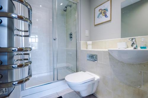 Ένα μπάνιο στο Stunning Apartment - 10 Minutes From Leeds