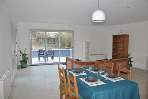 une salle à manger avec une table et des chaises bleues dans l'établissement Le Chantoiseau, à Unieux