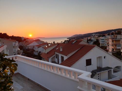 vistas a la puesta de sol desde el balcón de una casa en Apartments Bubalo, en Hvar