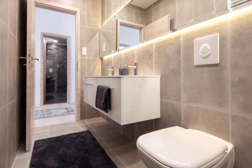 Kúpeľňa v ubytovaní Holló 3 Bedroom Downtown Apartment