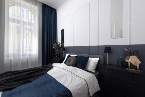 Llit o llits en una habitació de Holló 3 Bedroom Downtown Apartment