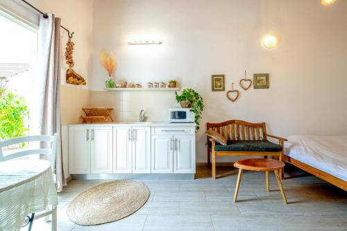 a kitchen with a sink and a chair in a room at רז אירוח ברמה in Qasrîne