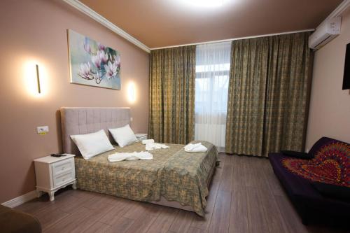 ein Hotelzimmer mit einem Bett und einem Fenster in der Unterkunft AVANTUL SCM in Drăgăşani