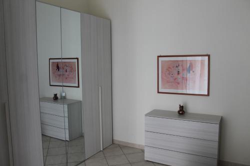 ビシェーリエにあるSea & Sun - Guest Houseのドレッサー2台と鏡付きの部屋