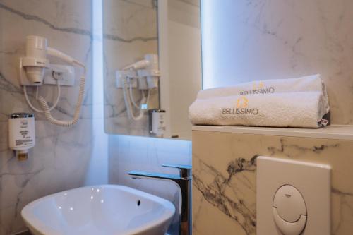 Ένα μπάνιο στο Bellissimo Apartments