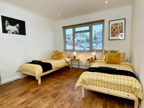 Un pat sau paturi într-o cameră la Lovely house in a great location with Parking, WiFi & Smart TV - Near Poole & Bournemouth