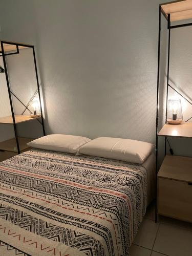 Ce lit se trouve dans un dortoir doté de 2 lampes. dans l'établissement LUMINEUX 2 PIECES, TERRASSE, GARAGE PRIVE, en BORD DE MER, à Villeneuve-Loubet