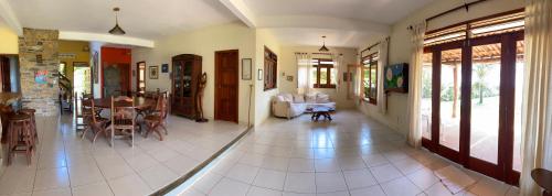 a hallway with a living room and a dining room at Casa Flamboaiã, Aluguel de Temporada, BA. 2022/23 in Guaibim
