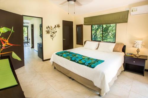 En eller flere senge i et værelse på Tropical Paradise Villa - Beautiful Pool, Surrounded by Nature and Wildlife!