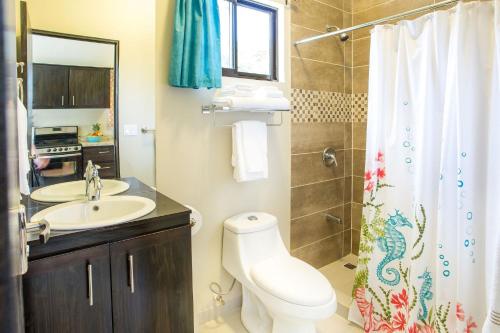 y baño con aseo, lavabo y ducha. en Toucan Villa Newer with WiFi & Pool - Digital Nomad Friendly, en Manuel Antonio