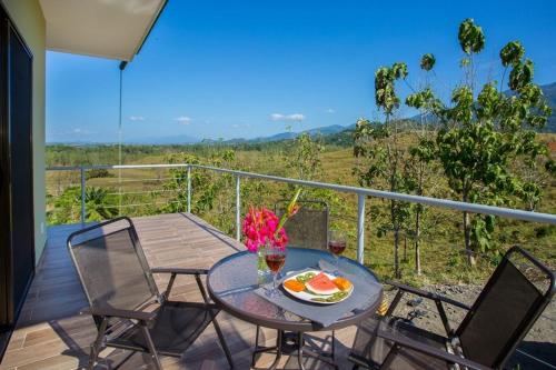 ケポスにあるVilla Kiskadee - Beautiful Mountain Views with Private Poolのデッキにテーブルと椅子が置かれたパティオ