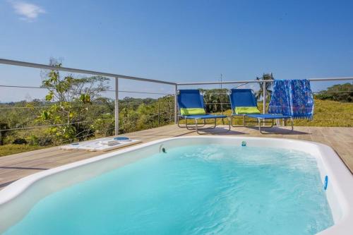 ケポスにあるVilla Kiskadee - Beautiful Mountain Views with Private Poolのデッキ(椅子2脚付)のスイミングプール