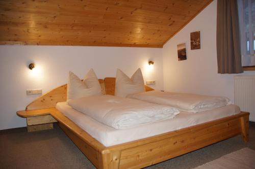 カップルにあるAparttanjaのベッドルーム1室(ベッド2台、白い枕付)
