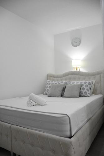 Ένα ή περισσότερα κρεβάτια σε δωμάτιο στο The White Apartment