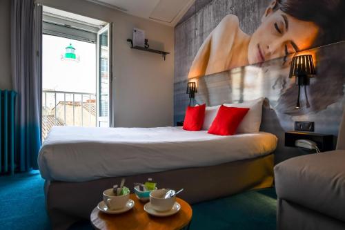 Кровать или кровати в номере Hôtel Le Bord'O Vieux Port
