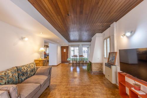 a living room with a couch and a table at Hostel Boutique PASO in Mendoza